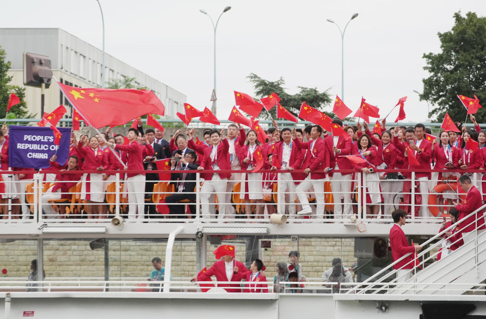 妻子带着儿子出国留学四年。 回来后，她发现丈夫出轨了，但是她非常自责。